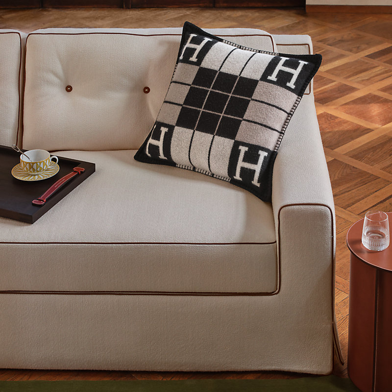 クッション 《アヴァロンIII》 PM | Hermès - エルメス-公式サイト